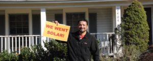 Leo Espinal instaló un sistema solar en 2017 con la Cooperative Solar de Bowie en Maryland.